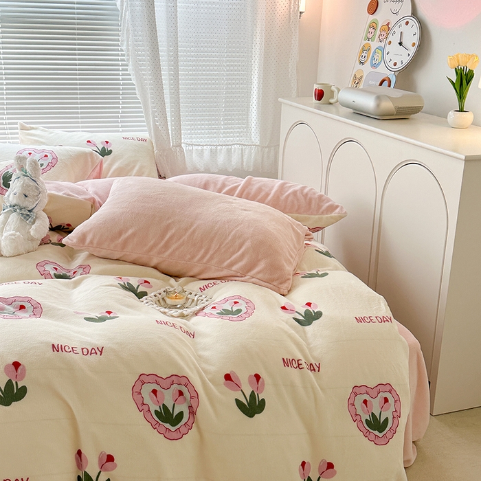 91家纺网 家纺一手货源 找家纺 昔可家纺 2023新款高克重印花牛奶绒小清新系列四件套 粉心郁金香