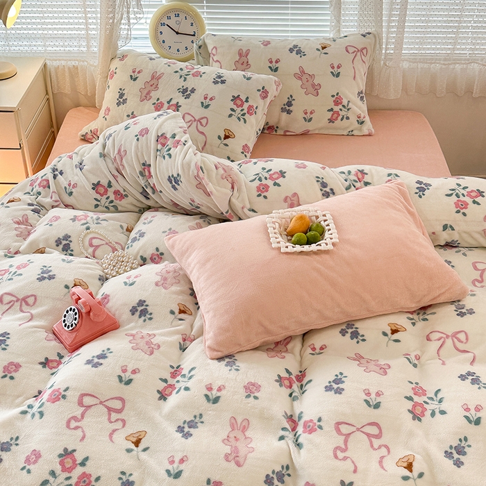 91家纺网 家纺一手货源 找家纺 昔可家纺 2023新款高克重印花牛奶绒小清新系列四件套 粉色丝带小兔几