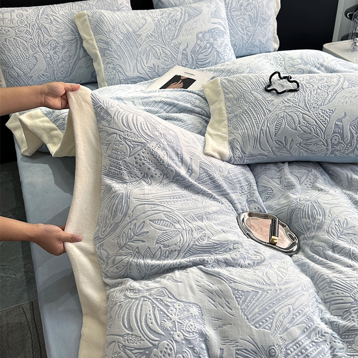 91家纺网 家纺一手货源 找家纺 宅家居 2023新款高奢加厚A类高克重浮雕花绒剪花烂花牛奶绒四件套 布鲁斯-浅蓝