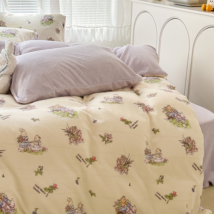 91家纺网 家纺一手货源 找家纺 昔可家纺 2023新款高克重印花牛奶绒小清新系列四件套 小熊花园