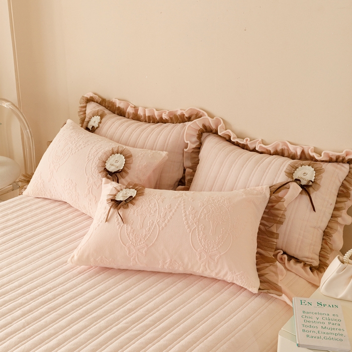 91家纺网 家纺一手货源 找家纺 2024高克重牛奶绒纯色蕾丝荷叶边夹棉单床盖单件保暖床盖三件套 千玺粉