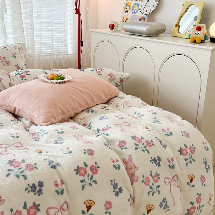 91家纺网 家纺一手货源 找家纺 昔可家纺 2023新款高克重印花牛奶绒小清新系列四件套 粉色丝带小兔几