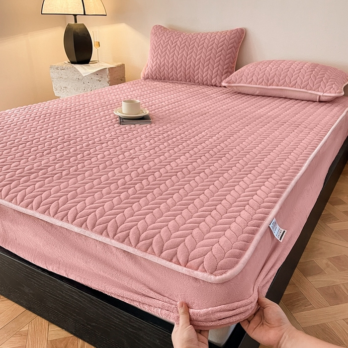 91家纺网 家纺一手货源 找家纺 欧邦 新款轻奢牛奶绒刺绣夹棉床笠三件套 胭脂粉