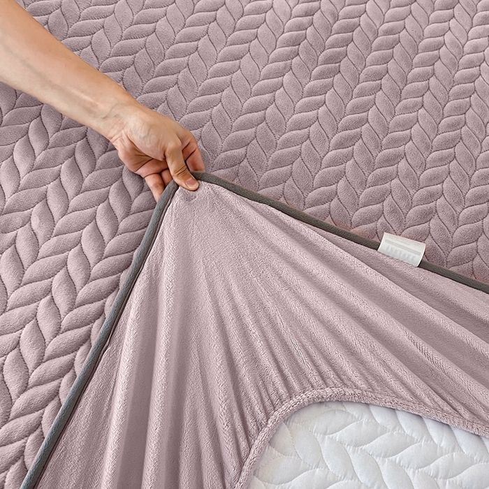 91家纺网 家纺一手货源 找家纺 欧邦 新款轻奢牛奶绒刺绣夹棉床笠三件套 紫霞