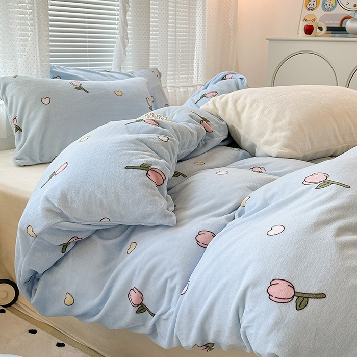 91家纺网 家纺一手货源 找家纺 昔可家纺 2023新款高克重印花牛奶绒小清新系列四件套 奶蓝爱心郁金香