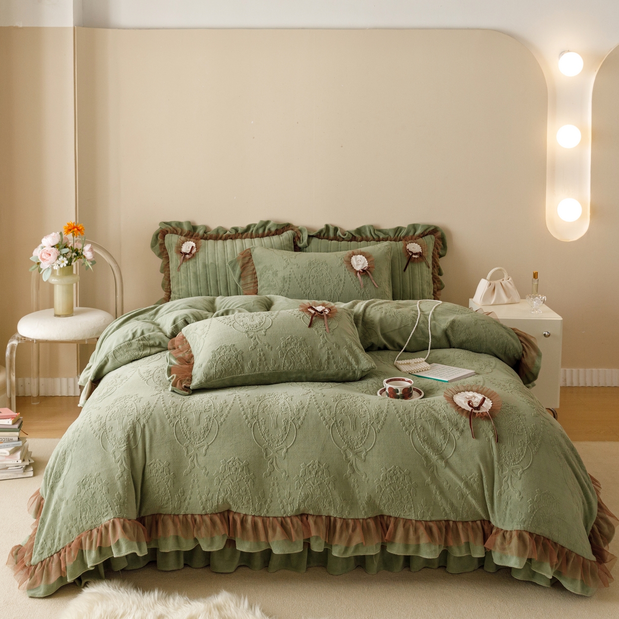 91家纺网 家纺一手货源 找家纺 2024高克重牛奶绒纯色蕾丝荷叶边夹棉单床盖单件保暖床盖三件套 千玺绿