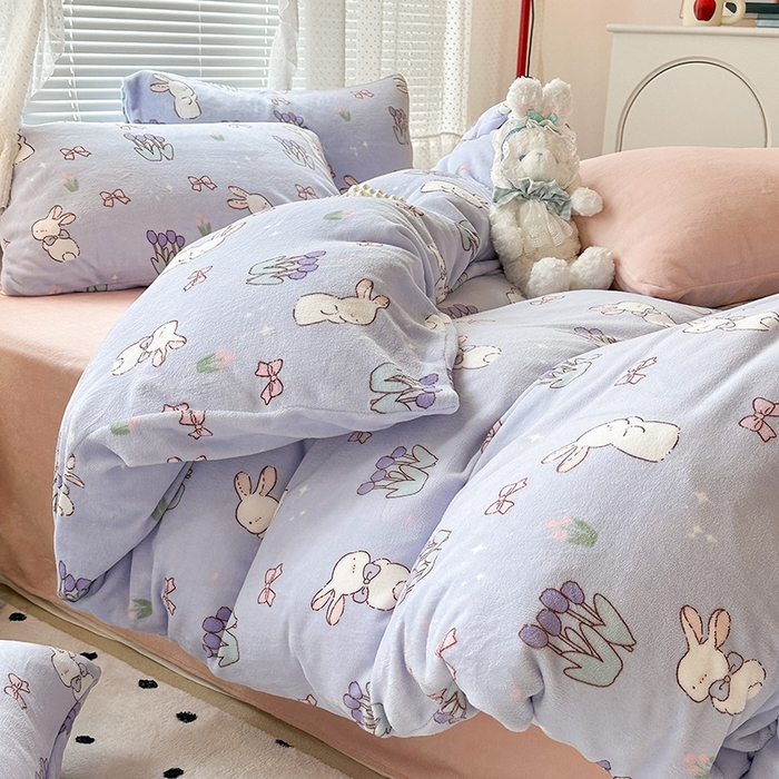 91家纺网 家纺一手货源 找家纺 昔可家纺 2023新款高克重印花牛奶绒小清新系列四件套 萌萌紫底郁金香兔