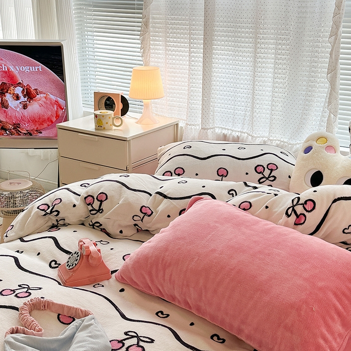 91家纺网 家纺一手货源 找家纺 昔可家纺 2023新款高克重印花牛奶绒小清新系列四件套 波纹粉樱桃