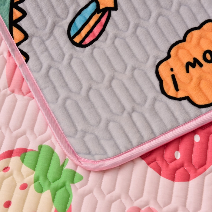 91家纺网 家纺一手货源 找家纺 床笠人家 2025新款A棉B绒-双面防水护理垫儿童床 幸运草莓