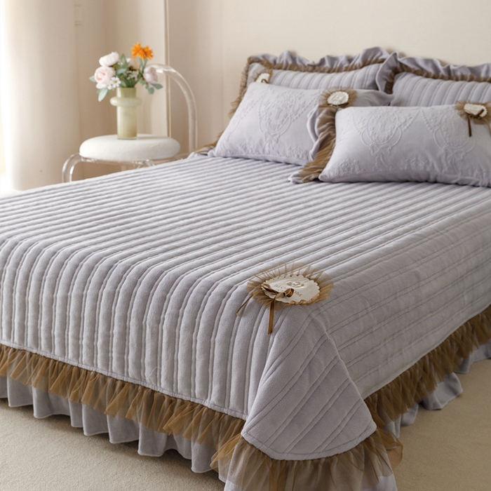 91家纺网 家纺一手货源 找家纺 2024高克重牛奶绒纯色蕾丝荷叶边夹棉单床盖单件保暖床盖三件套 千玺紫