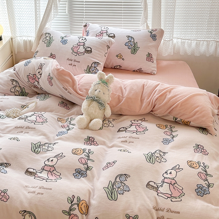 91家纺网 家纺一手货源 找家纺 昔可家纺 2023新款高克重印花牛奶绒小清新系列四件套 花篮小兔