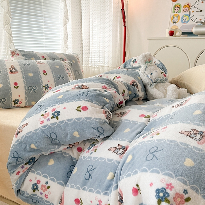 91家纺网 家纺一手货源 找家纺 昔可家纺 2023新款高克重印花牛奶绒小清新系列四件套 竖条蕾丝兔