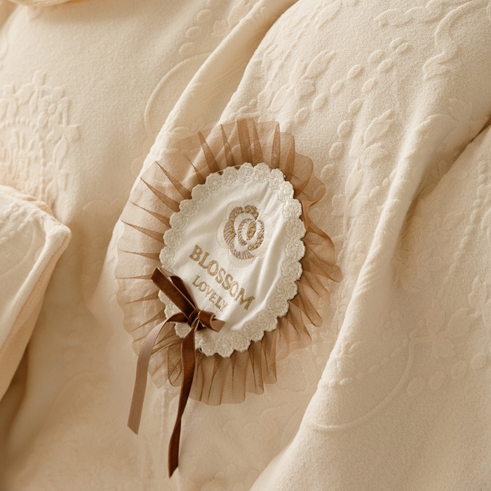 91家纺网 家纺一手货源 找家纺 2024高克重牛奶绒纯色蕾丝荷叶边夹棉单床盖单件保暖床盖三件套 千玺米