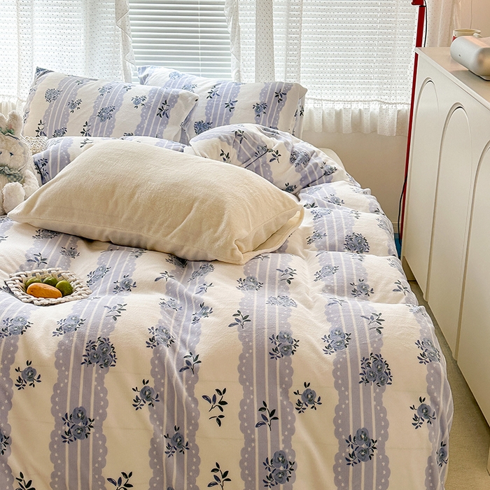 91家纺网 家纺一手货源 找家纺 昔可家纺 2023新款高克重印花牛奶绒小清新系列四件套 蓝色蕾丝花