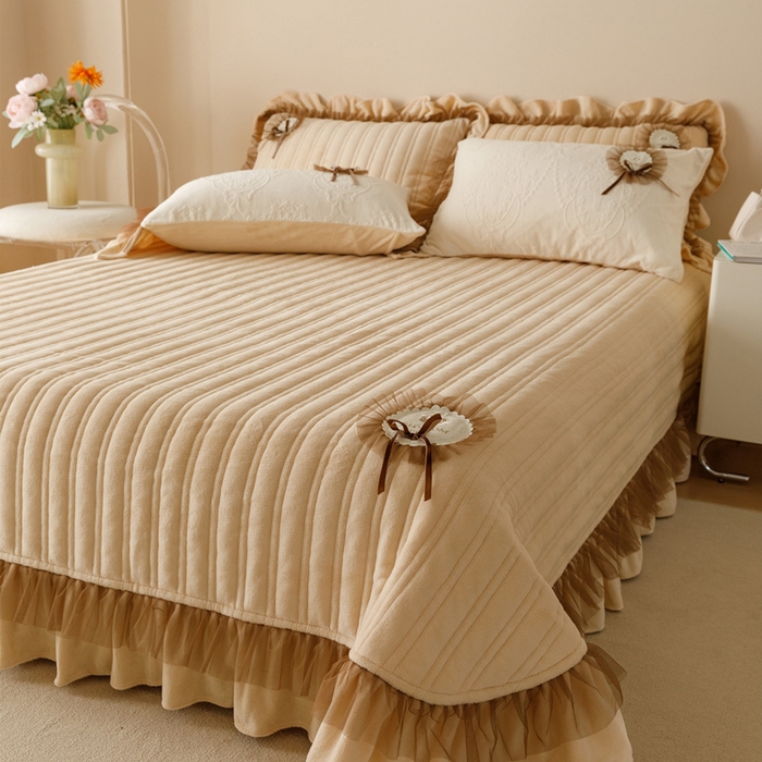 91家纺网 家纺一手货源 找家纺 2024高克重牛奶绒纯色蕾丝荷叶边夹棉单床盖单件保暖床盖三件套 千玺米