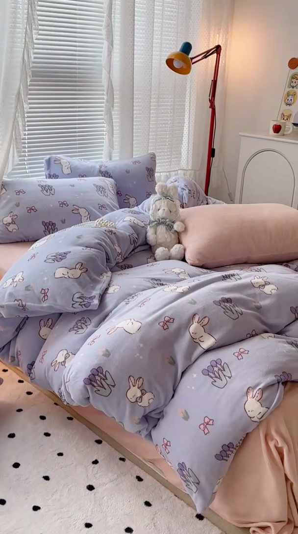 91家纺网 家纺一手货源 找家纺 昔可家纺 2023新款高克重印花牛奶绒小清新系列四件套 萌萌紫底郁金香兔