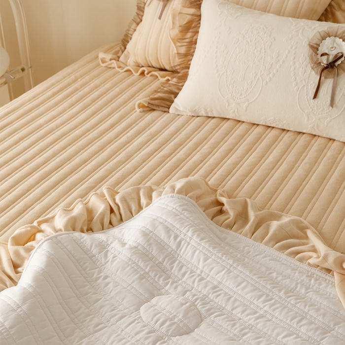 91家纺网 家纺一手货源 找家纺 2024高克重牛奶绒纯色蕾丝荷叶边夹棉单床盖单件保暖床盖三件套 千玺米