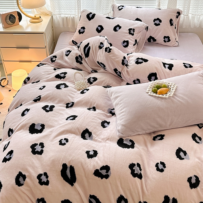 91家纺网 家纺一手货源 找家纺 昔可家纺 2023新款高克重印花牛奶绒小清新系列四件套 粉紫豹纹