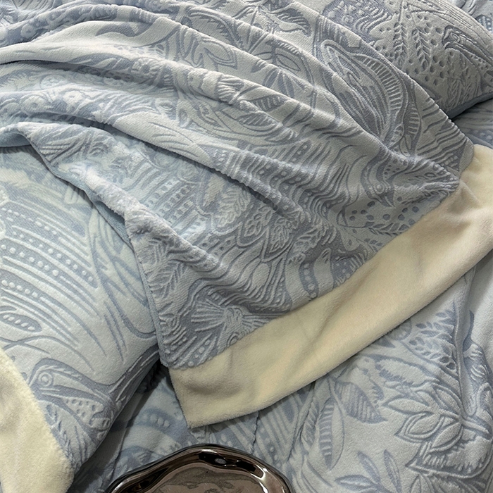 91家纺网 家纺一手货源 找家纺 宅家居 2023新款高奢加厚A类高克重浮雕花绒剪花烂花牛奶绒四件套 布鲁斯-浅蓝