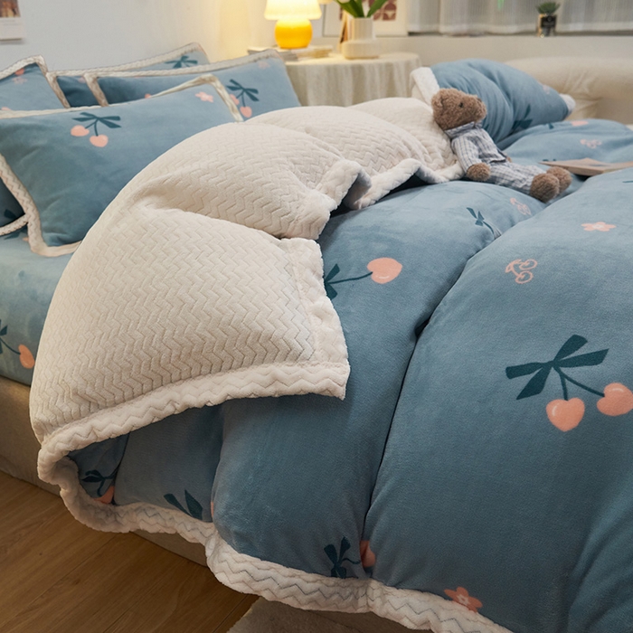 91家纺网 家纺一手货源 找家纺 全季家居2023新款纯色印花抗静电大包边牛奶绒贝贝绒四件套-印花 小樱桃