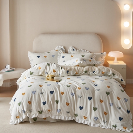 91家纺网 家纺一手货源 找家纺 全季家居 2023新款高克重加厚韩版牛奶绒花边四件套 甜蜜爱心