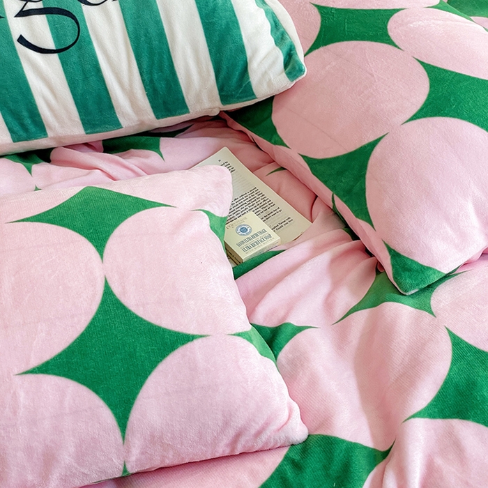 91家纺网 家纺一手货源 找家纺 圆岛家纺 2023新款原创牛奶绒印花保暖四件套 菱星粉