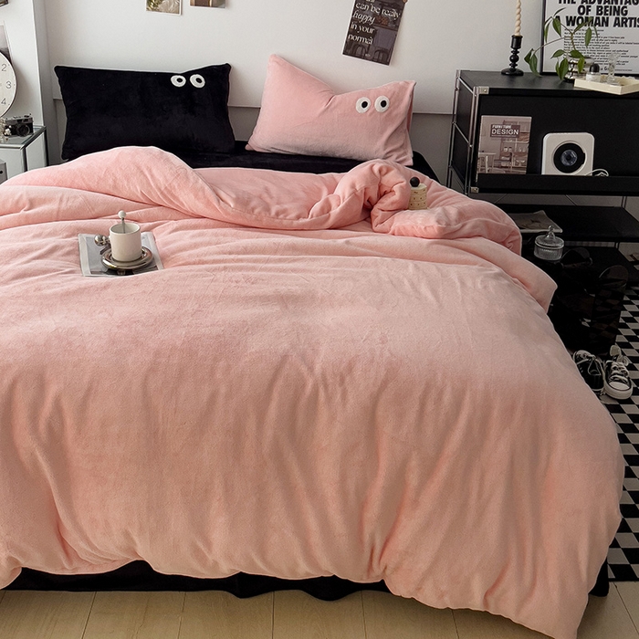 91家纺网 家纺一手货源 找家纺 梦家居 2023 秋冬新品牛奶绒毛巾绣大眼睛四件套 浅粉+黑