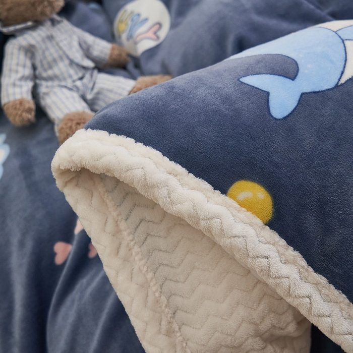 91家纺网 家纺一手货源 找家纺 全季家居2023新款纯色印花抗静电大包边牛奶绒贝贝绒四件套-印花 小鲸鱼