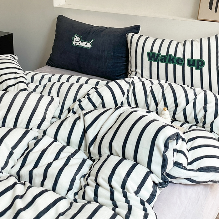 91家纺网 家纺一手货源 找家纺 圆岛家纺 2023新款原创牛奶绒印花保暖四件套 尚黑细条