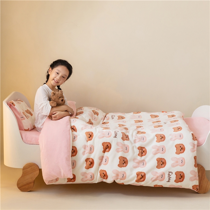 91家纺网 家纺一手货源 找家纺 艾佳宝贝 艾佳宝贝 2023保暖牛奶绒儿童幼儿园多件套 兔宝熊多多