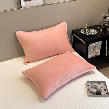 91家纺网 家纺一手货源 找家纺 全季家居2023新款纯色印花高克重抗静电包边牛奶绒枕套-纯色 芭比粉
