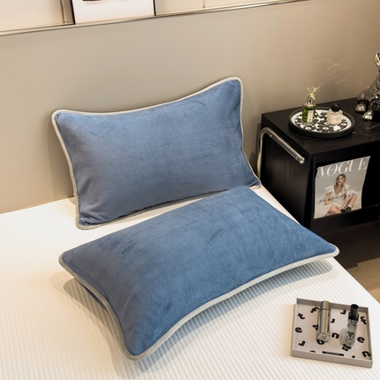 91家纺网 家纺一手货源 找家纺 全季家居2023新款纯色印花高克重抗静电包边牛奶绒枕套-纯色 风暴蓝