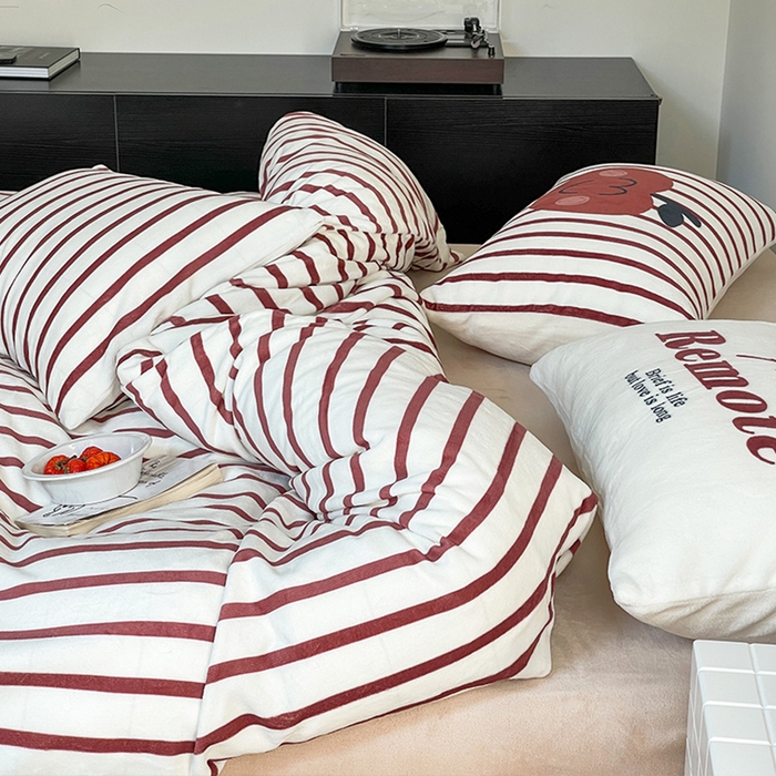 91家纺网 家纺一手货源 找家纺 圆岛家纺 2023新款原创牛奶绒印花保暖四件套 枣红细条