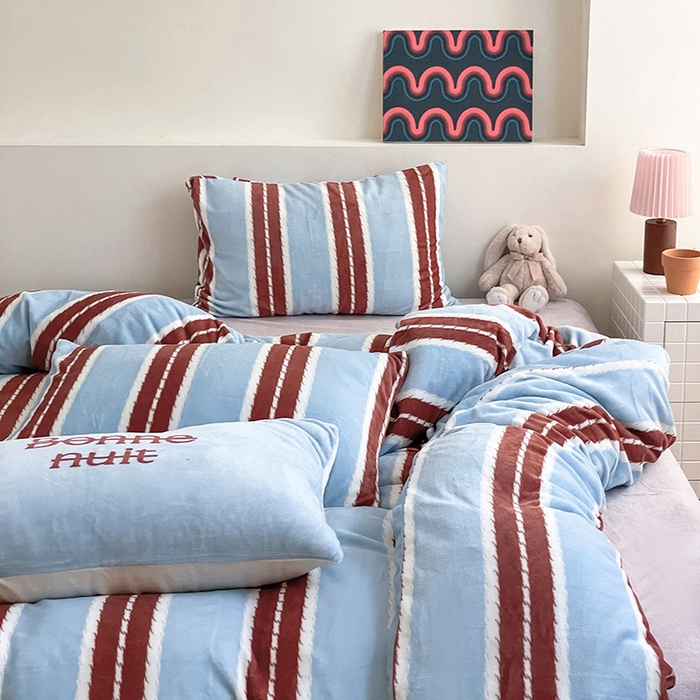91家纺网 家纺一手货源 找家纺 圆岛家纺 2023新款原创牛奶绒印花保暖四件套 中红蓝条