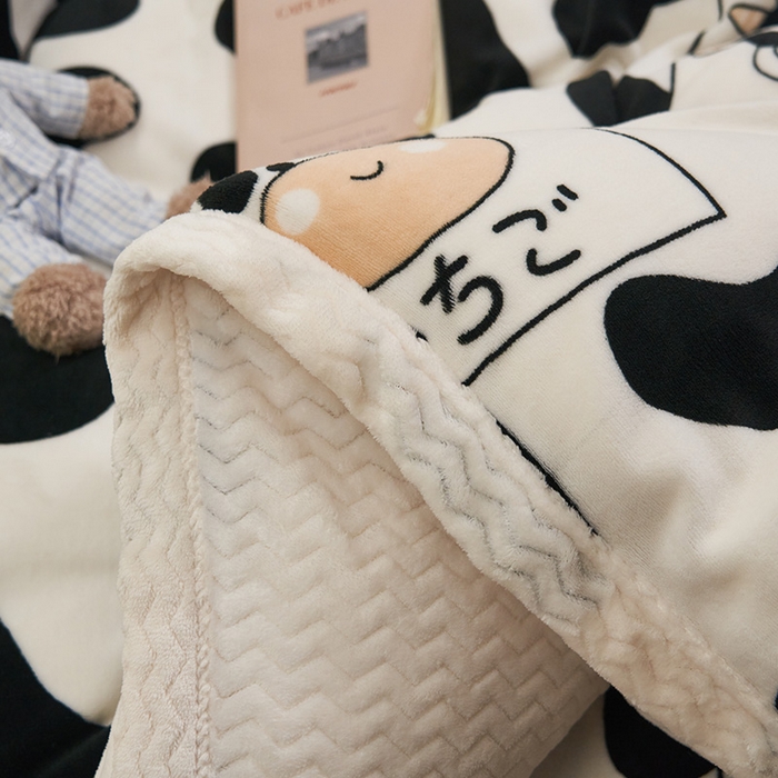 91家纺网 家纺一手货源 找家纺 全季家居2023新款纯色印花抗静电大包边牛奶绒贝贝绒四件套-印花 小奶牛