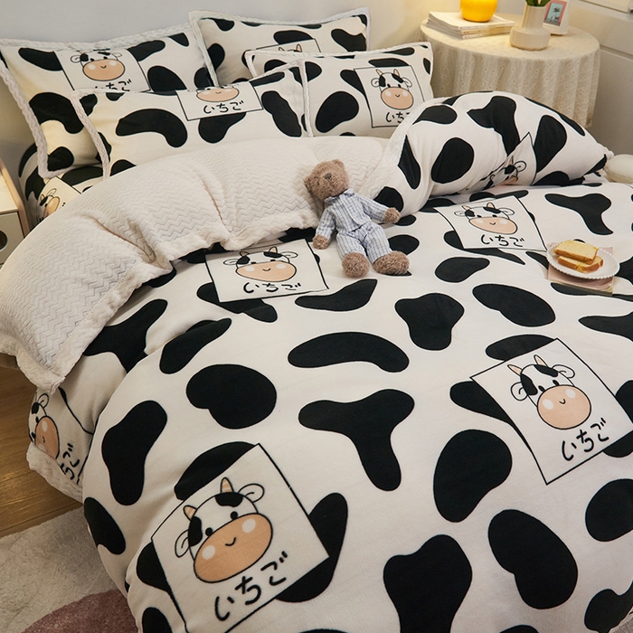 91家纺网 家纺一手货源 找家纺 全季家居2023新款纯色印花抗静电大包边牛奶绒贝贝绒四件套-印花 小奶牛