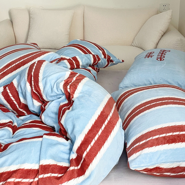 91家纺网 家纺一手货源 找家纺 圆岛家纺 2023新款原创牛奶绒印花保暖四件套 中红蓝条