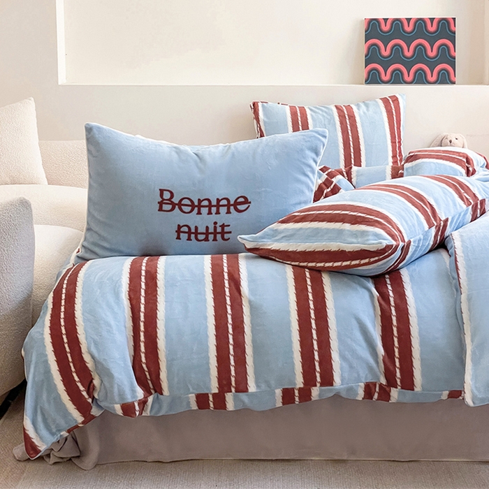 91家纺网 家纺一手货源 找家纺 圆岛家纺 2023新款原创牛奶绒印花保暖四件套 中红蓝条