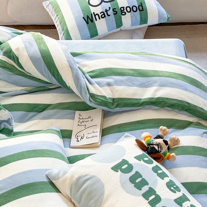 91家纺网 家纺一手货源 找家纺 圆岛家纺 2023新款原创牛奶绒印花保暖四件套 绿茵蓝条