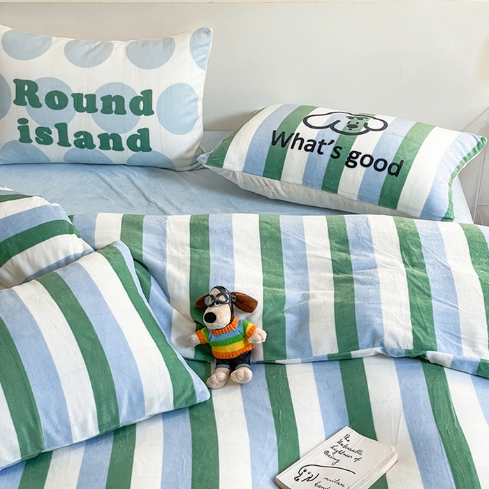 91家纺网 家纺一手货源 找家纺 圆岛家纺 2023新款原创牛奶绒印花保暖四件套 绿茵蓝条