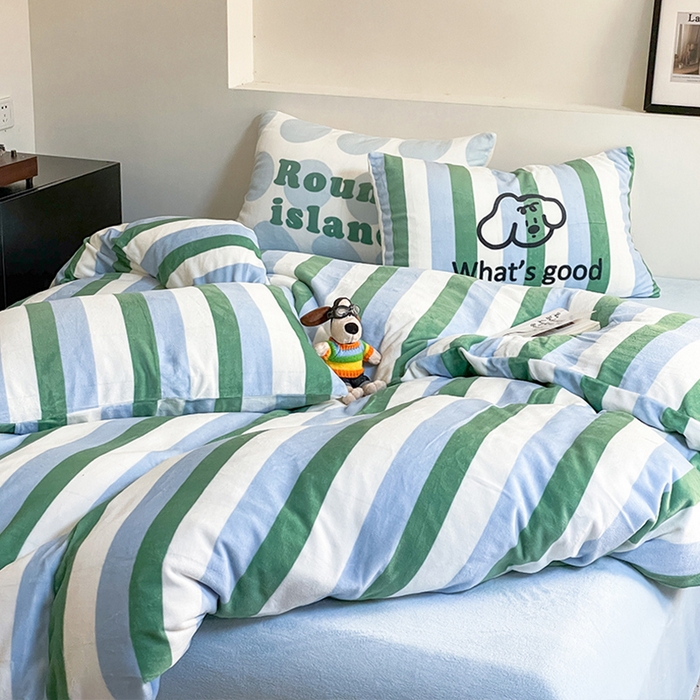 91家纺网 家纺一手货源 找家纺 圆岛家纺 2023新款原创牛奶绒印花保暖四件套 绿茵蓝条