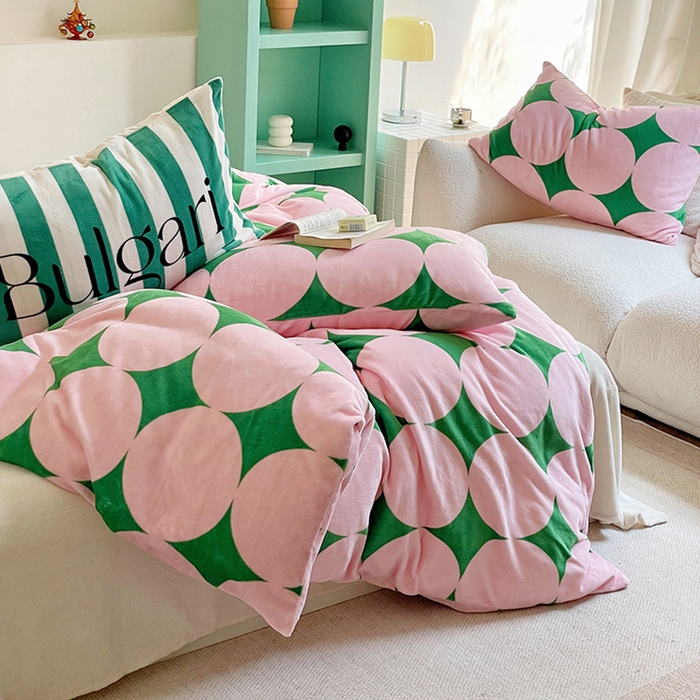 91家纺网 家纺一手货源 找家纺 圆岛家纺 2023新款原创牛奶绒印花保暖四件套 菱星粉