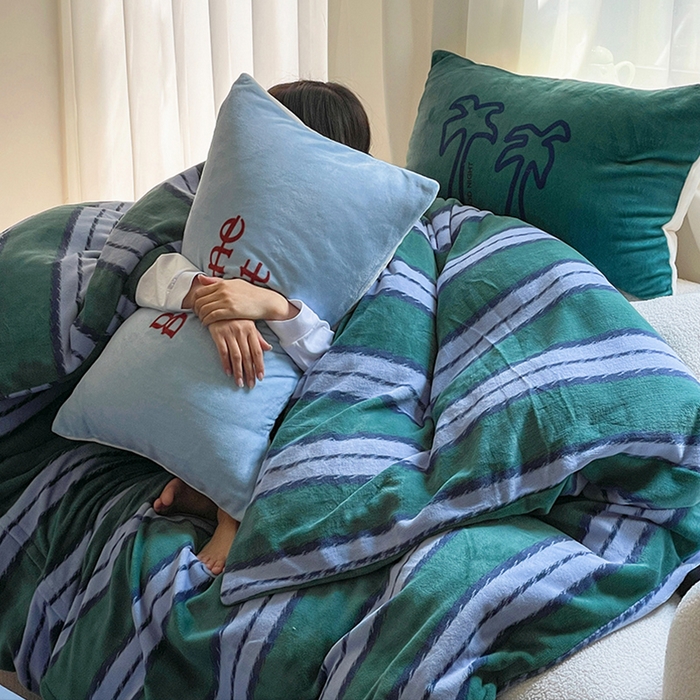 91家纺网 家纺一手货源 找家纺 圆岛家纺 2023新款原创牛奶绒印花保暖四件套 蓝松绿条