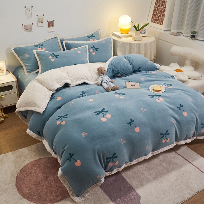 91家纺网 家纺一手货源 找家纺 全季家居2023新款纯色印花抗静电大包边牛奶绒贝贝绒四件套-印花 小樱桃