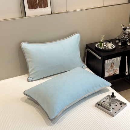 91家纺网 家纺一手货源 找家纺 全季家居2023新款纯色印花高克重抗静电包边牛奶绒枕套-纯色 婴儿蓝
