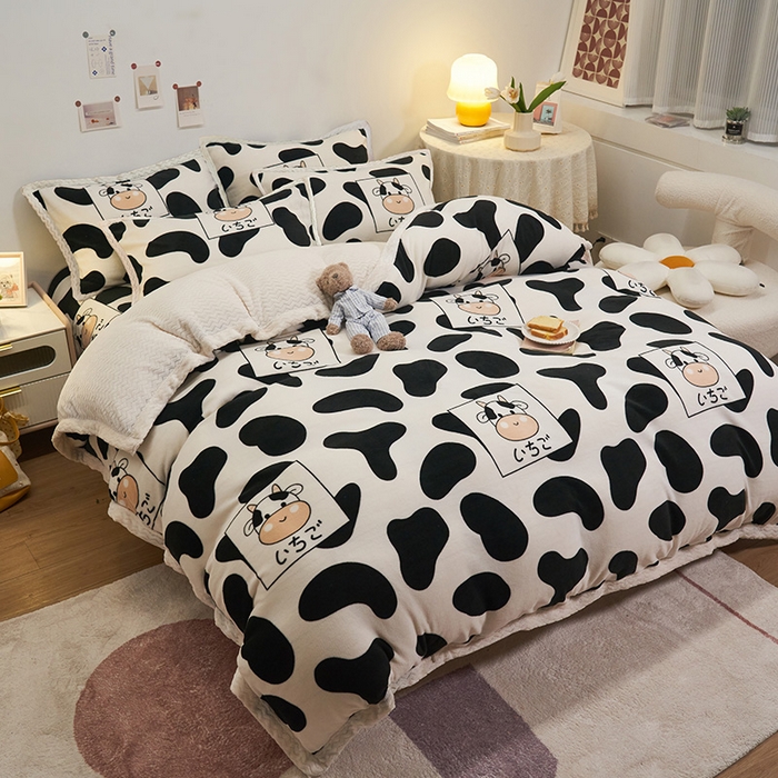 91家纺网 家纺一手货源 找家纺 全季家居2023新款纯色印花抗静电大包边牛奶绒贝贝绒四件套-印花 小奶牛