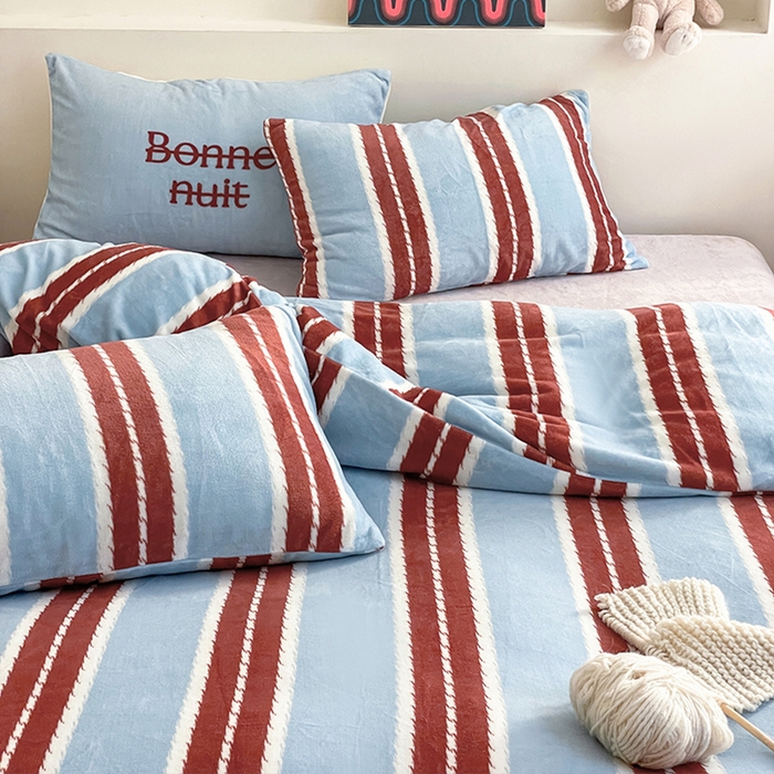 91家纺网 家纺一手货源 找家纺 圆岛家纺 2023新款原创牛奶绒印花保暖四件套 中红蓝条