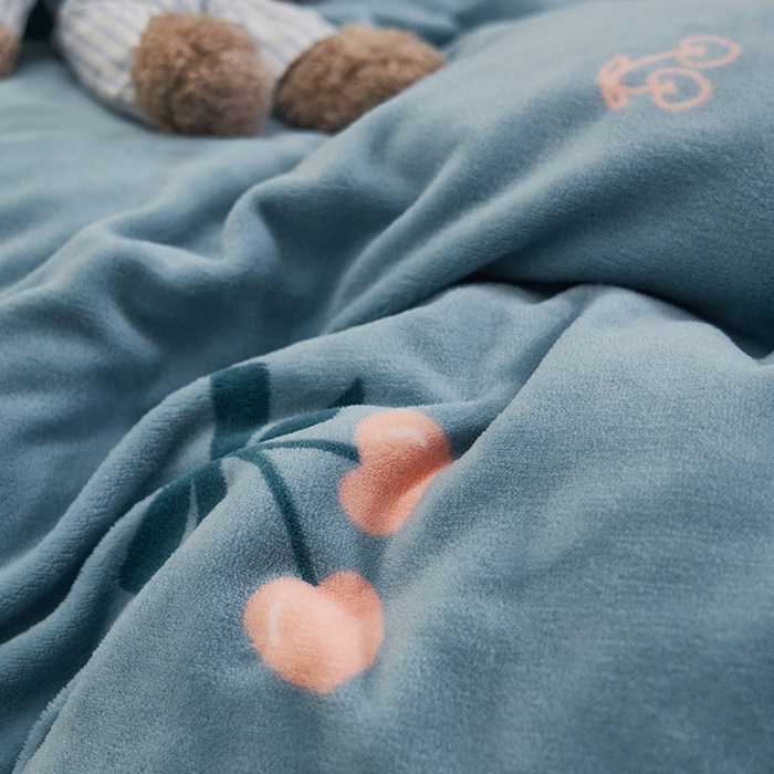 91家纺网 家纺一手货源 找家纺 全季家居2023新款纯色印花抗静电大包边牛奶绒贝贝绒四件套-印花 小樱桃