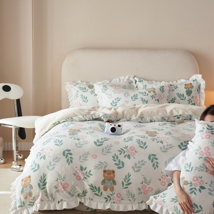 91家纺网 家纺一手货源 找家纺 全季家居 2023新款高克重加厚韩版牛奶绒花边四件套 熊乐园