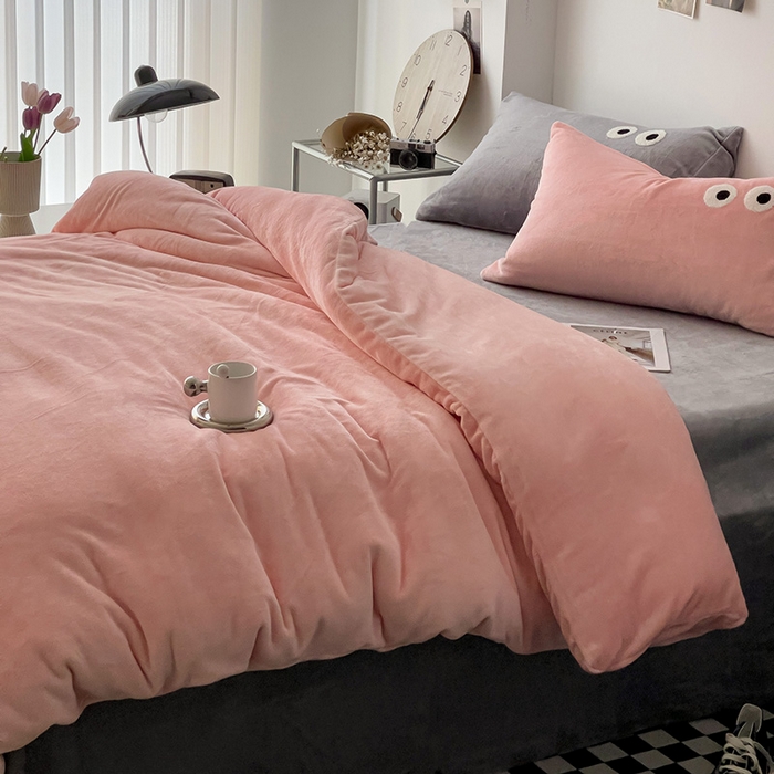 91家纺网 家纺一手货源 找家纺 梦家居 2023 秋冬新品牛奶绒毛巾绣大眼睛四件套 浅粉+浅灰